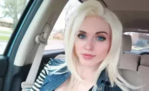 Amouranth подарила ассистентке новую машину